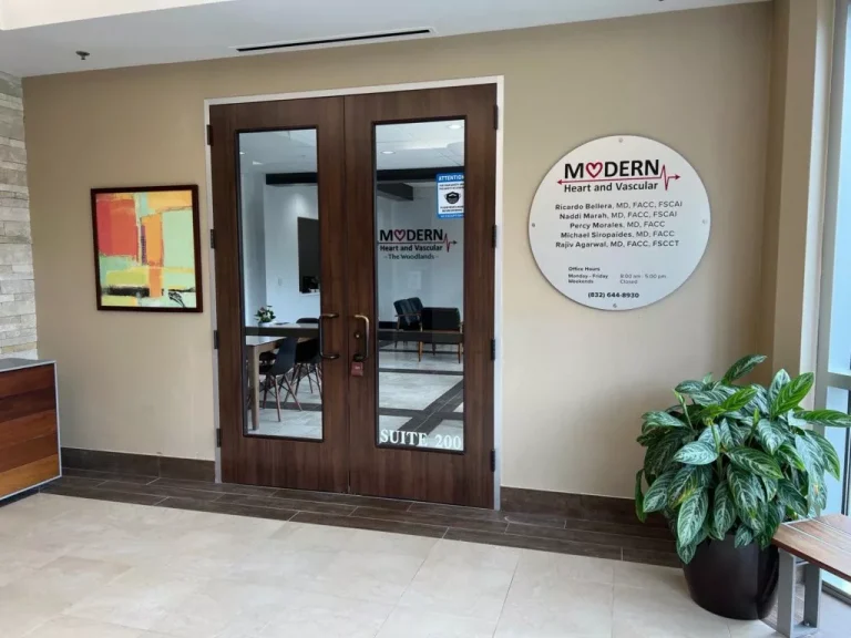 moderno consultorio cardiaco y vascular en el bosque (vista interior de la zona de entrada)