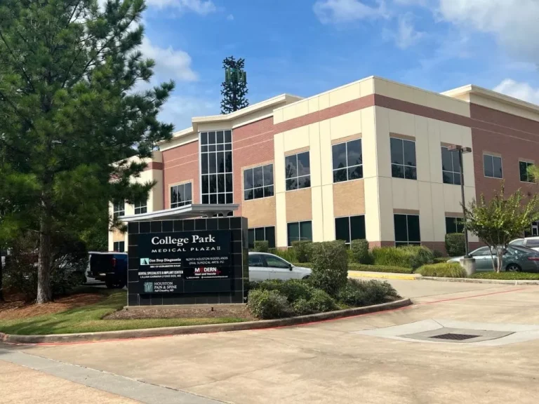 moderno consultorio cardiaco y vascular en la zona de woodlands, texas (cardiologo)
